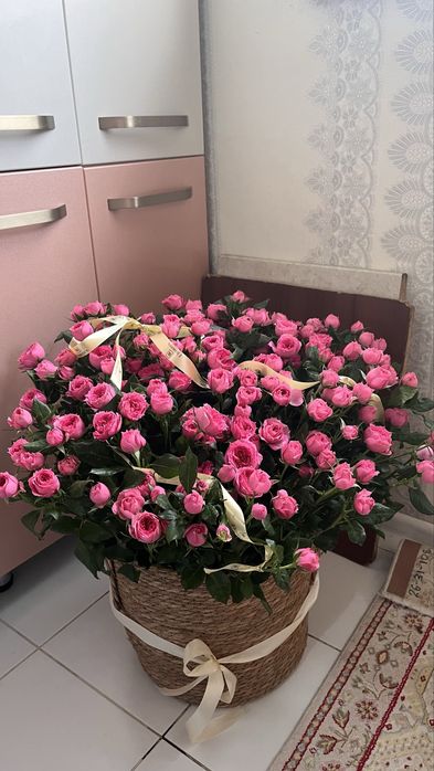 Кустовые розы корзинасымен,