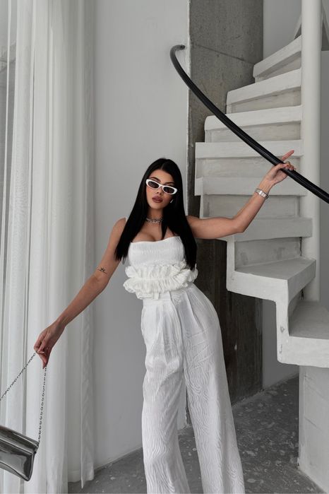 Дамски бял костюм от 3 части – сако, топ и широк панталон