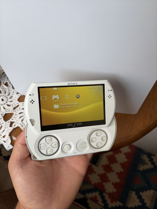 Sony PSP go 16 gb alb in cutie stare exemplara in cutie & accesorii