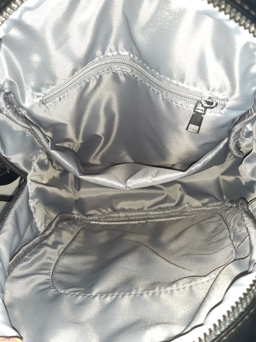 Чисто нова черна раница