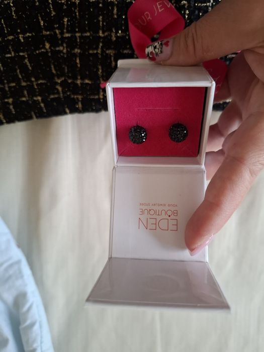 Пола със златни копчета