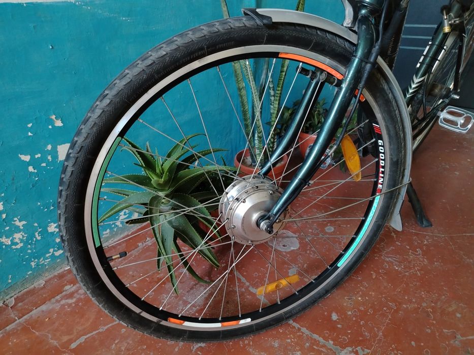 Velosiped sotiladi. Akumlyator qo'yilib Elektrovelosiped qilingan.