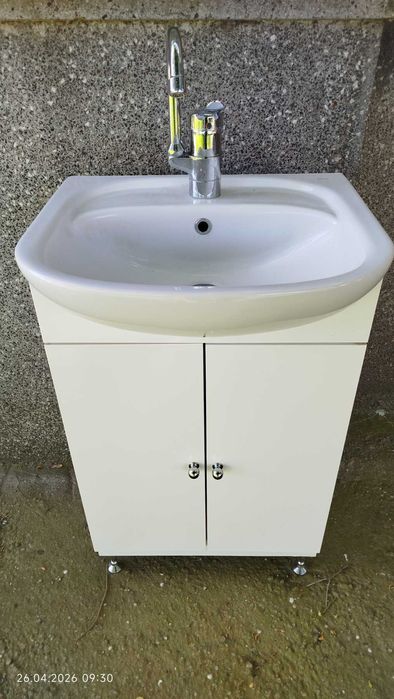 Мивка за баня с пвц шкаф, смесител с   маркучи в комплект със сифон.