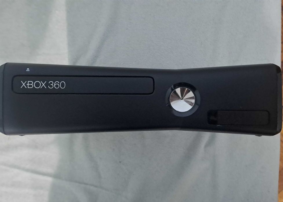Xbox 360 + 2 безжични контролера + 6 игри