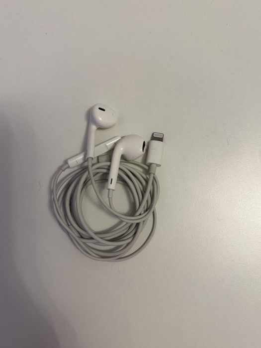 Casti Apple cu fir
