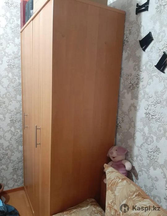 Продам мебель б/у шкаф и стол со стульми