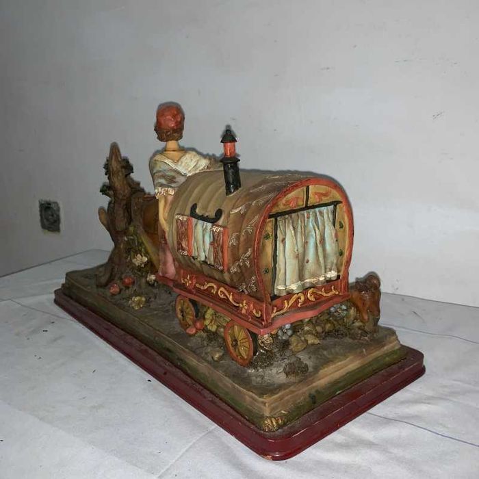 Poveste transpusa într-un bibelou