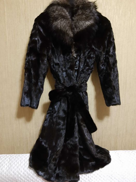 Палто,лукс,цели кожи с яка от сребърна лисица ,качество,класа,ДОГОВАРЯ