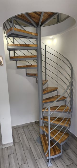 Scara metalica de interior, modulara.