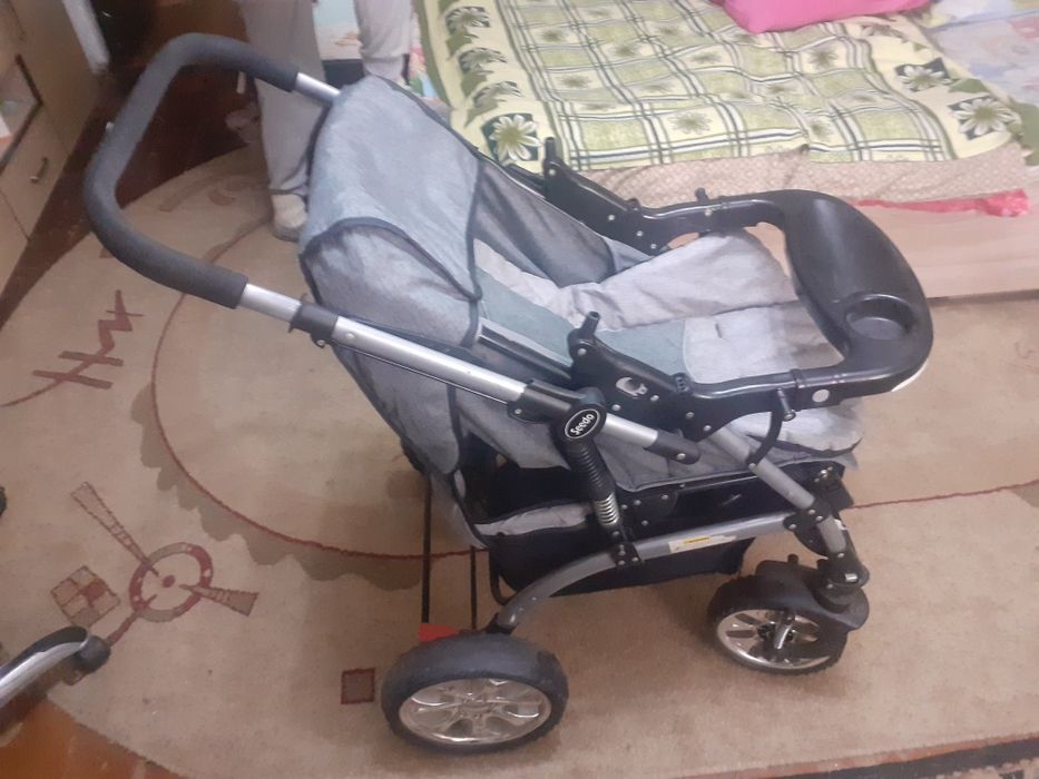 Продаёться детская коляска в хорошем состоянии.светлого цвета.