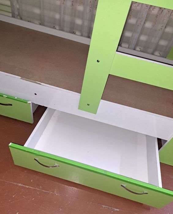 Детский кровать с шкафчиком в хорошем состоянии