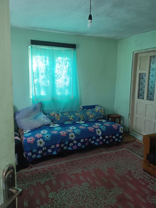 vând casă locuibilă 3 camere generoase ,hol generos,bucatarie