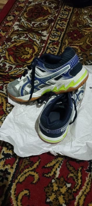 Asiks krossovka. 35 размер