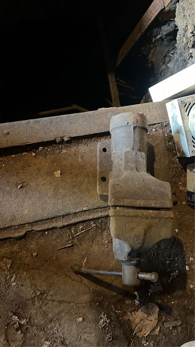 Тиски металлические