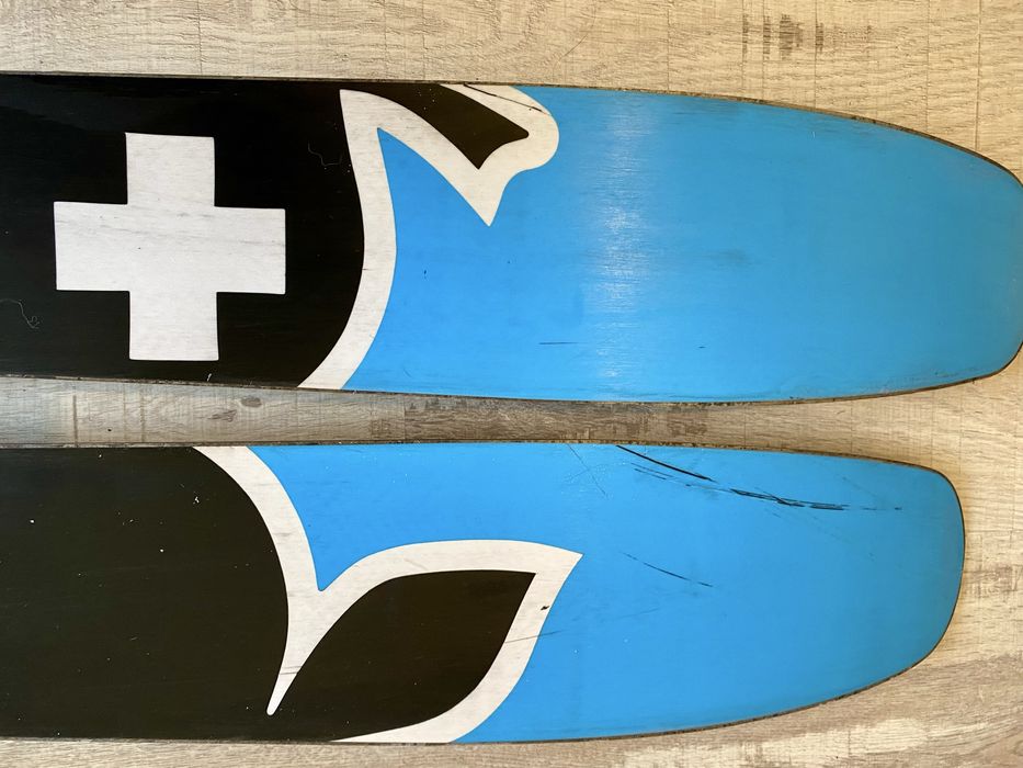 Schiuri de tura movement fast, tour ski cu piei de foca incluse.