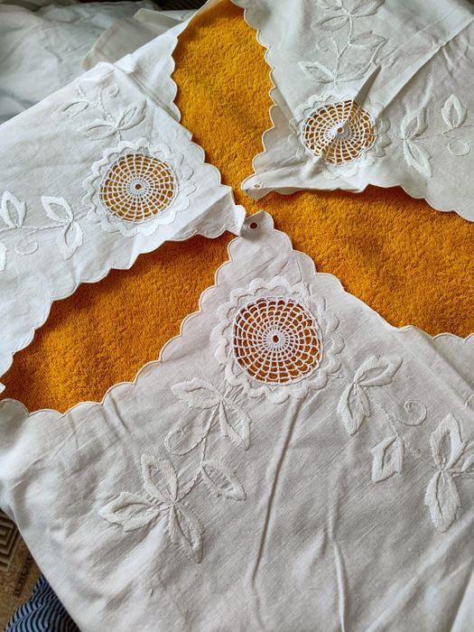 Пододеяльник и две наволочки.