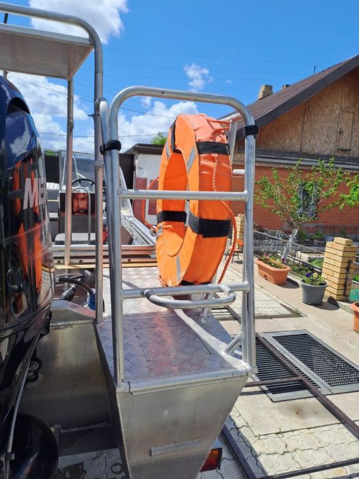 Лодка алюминиевая с мотором