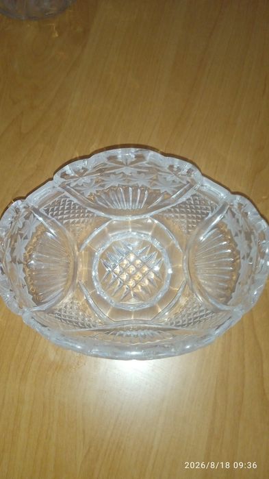 Продам хрустальные вазы, салатники.
