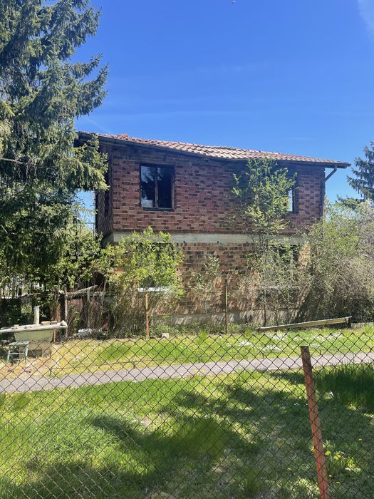 Продава се къща с. Гълъбовци на 30 км. От софия