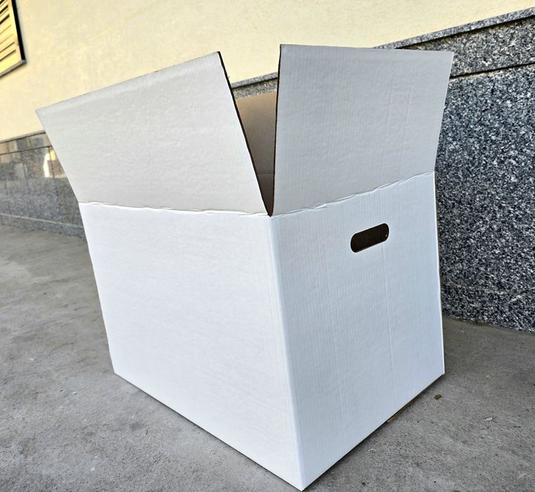 Белая и розовая картонная коробка