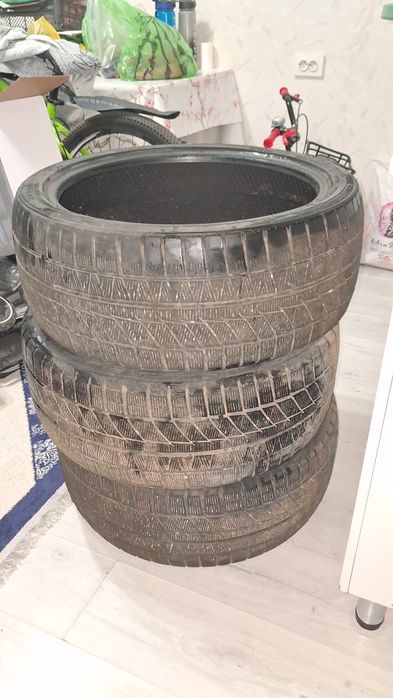 Продам зимние шины 235/40R19