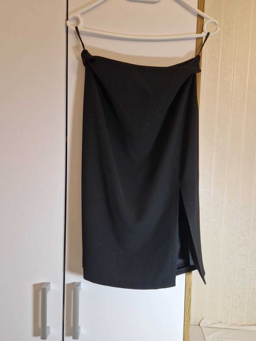Compleu deosebit,elegant,sacou si fusta, mas.36 culoare negru, material deosebit si insertie satin ca si nou