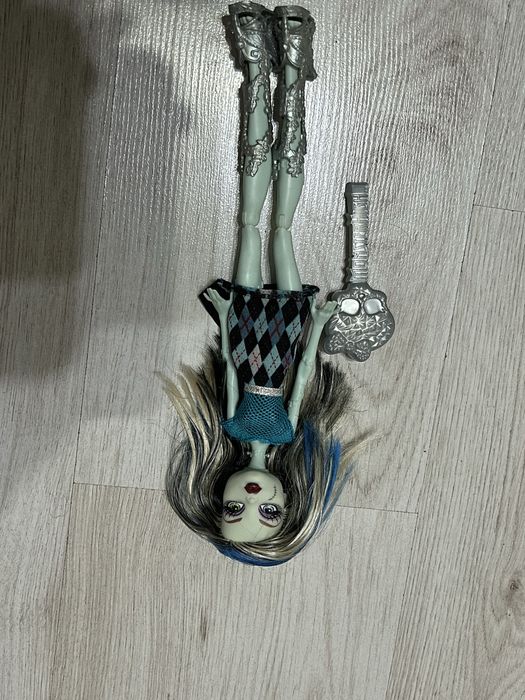 Продавам кукла monster high Frankie/Франки g1 с гребен