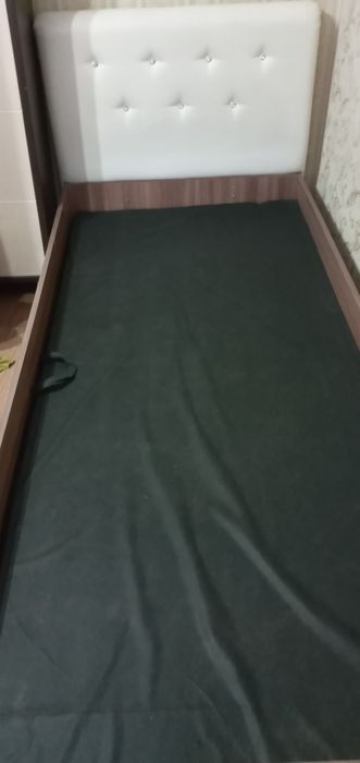 Мебель. Кровать с матрасом и комод.