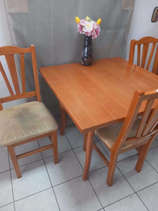 Маса за продажба с четири стола