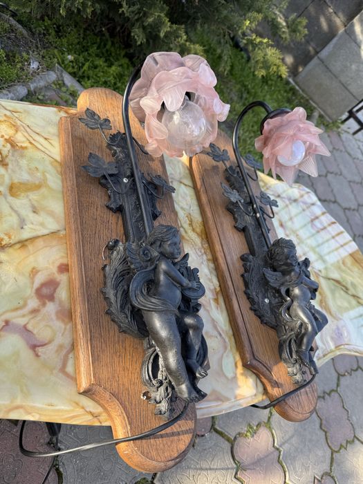 Doua aplice din polirasina pe suport din lemn