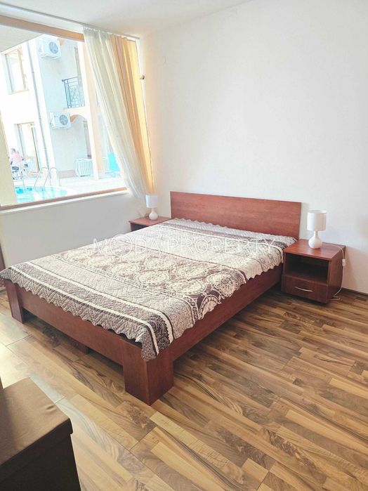 Двустаен апартамент с басейн точно пред терасата в Свети Влас