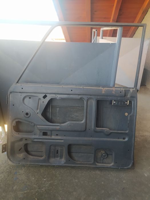 Продавам врата калник и задна престилка за автомобил лада 2104