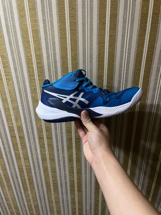 Продаю Асикс кроссовки