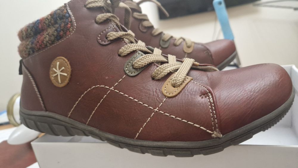 Продаю женские ботинки