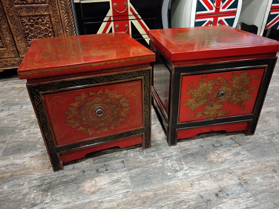 Тумбочки красные узорчатые