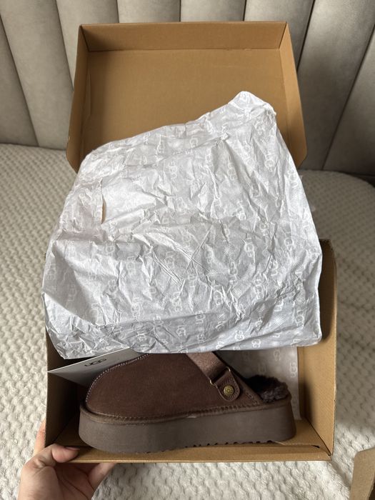 Cizme UGG, cu etichetă