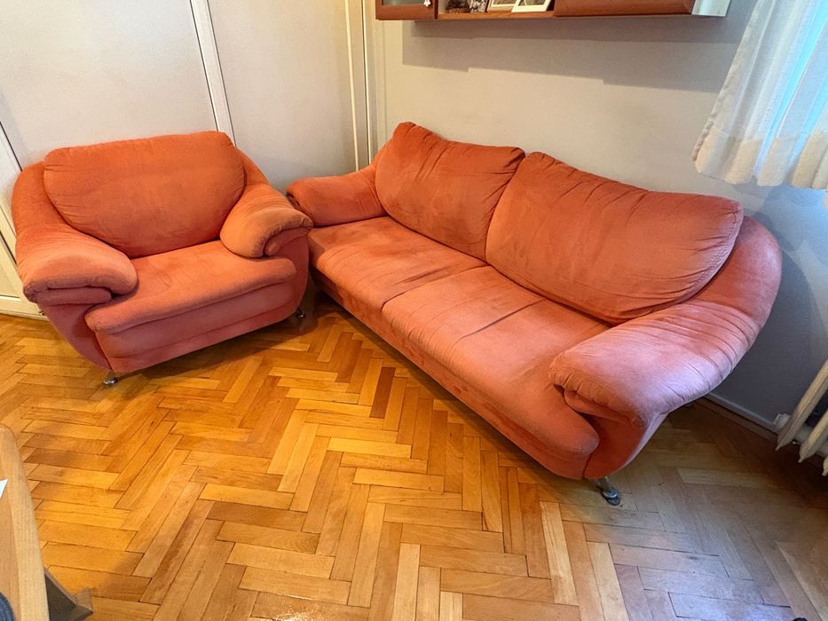 Предлагам едно кресло и един диван