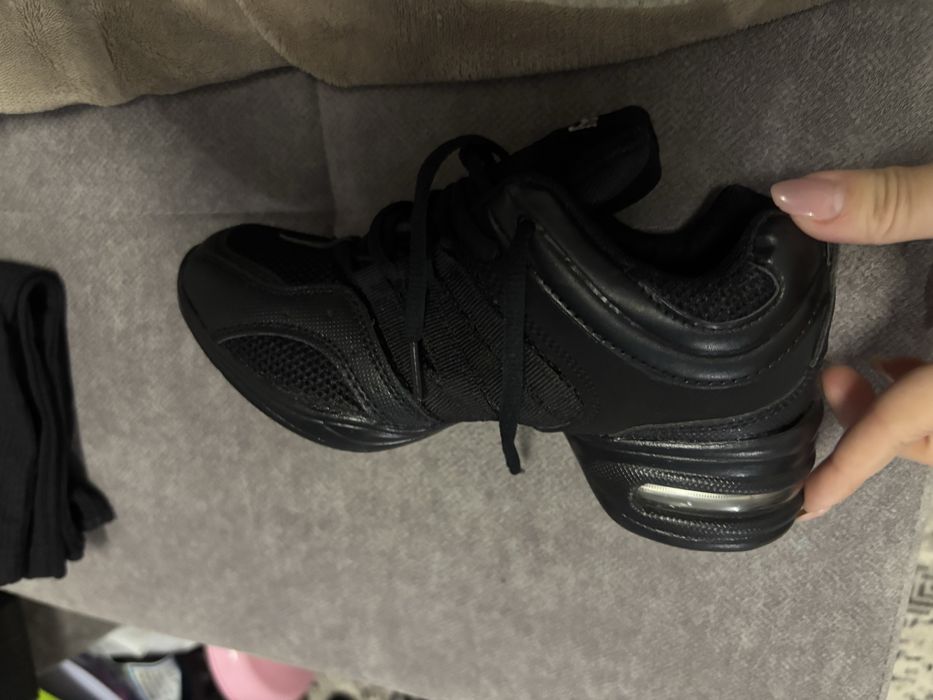 Кроссовки для танцев ( новые)