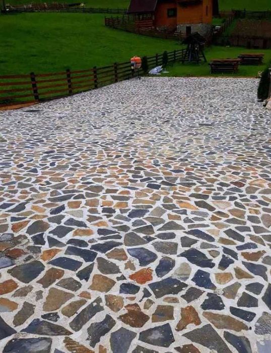 Pavaje și placări durabile din piatră de munte autentică