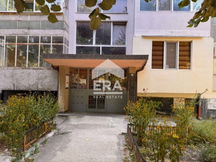 Двустаен, среден апартамент с югоизточно изложение в кв. "Владиславово