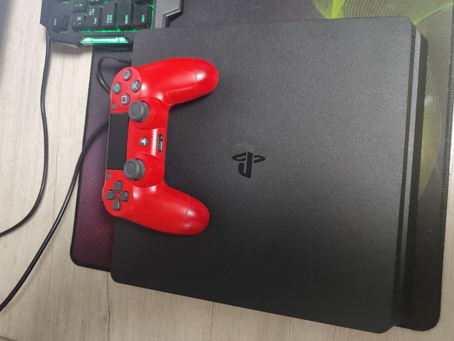 Продам PS4 slim,
