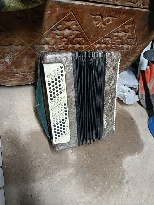 Баян 4 штуки нужен ремонт