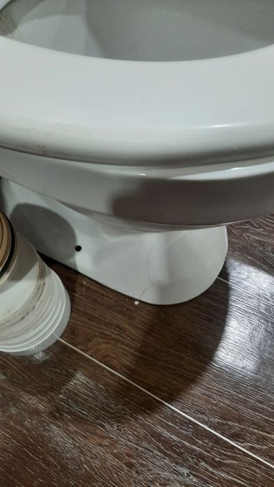 Унитаз с бачком,слив работает