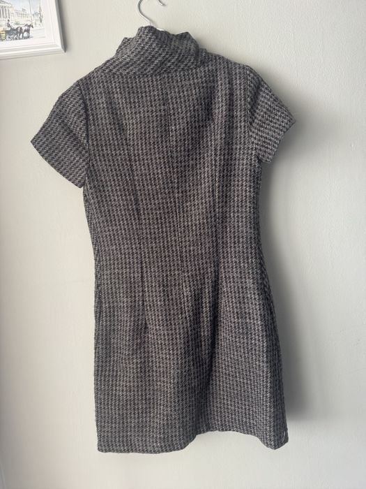 Елегантна рокля с висока яка