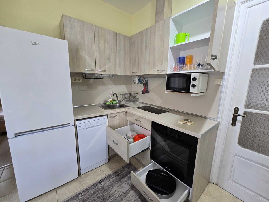 Дава се под наем Тристаен апартамент в Бургас, Център - 60 кв.м за 698.19 € - Снимка #2
