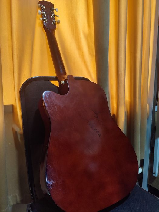 Yaxshi sifatli Gitara Sotiladi √