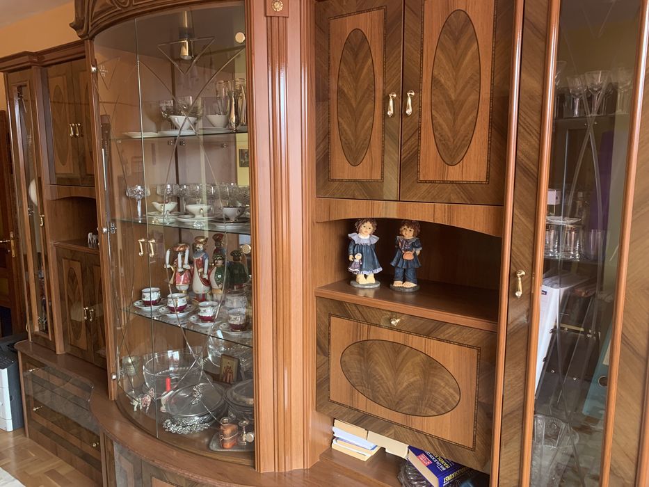 Красив шкаф за хол