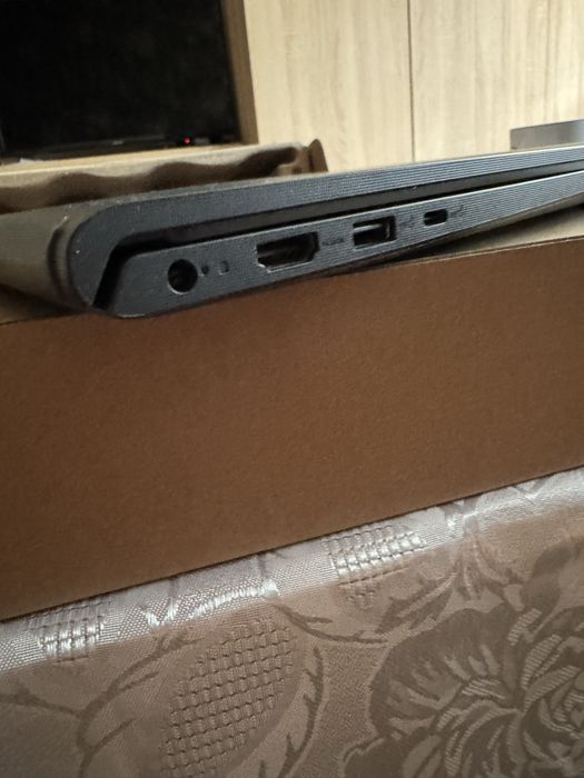 Лаптоп Dell Vostro 3530