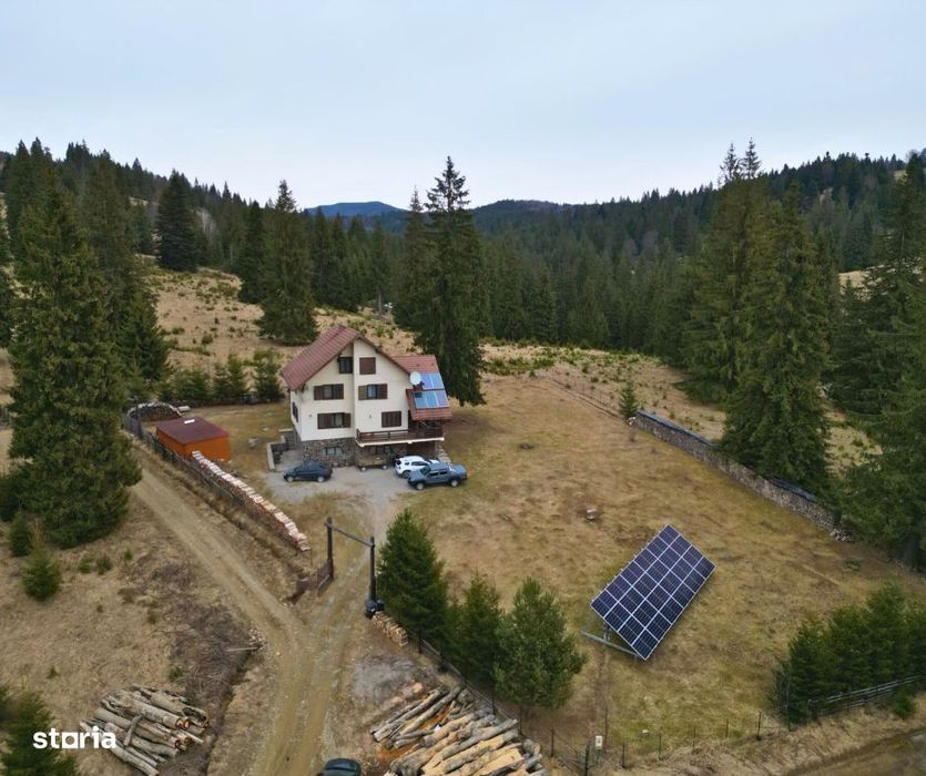 Vilă cu 10 camere P+2E+M 400 M² utili 2800 M² Teren Comandau