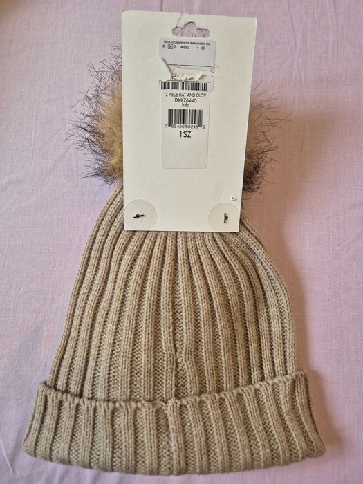 Lot iarna 9-14 ani- Caciula & manusi DNKY crem, sosete albe